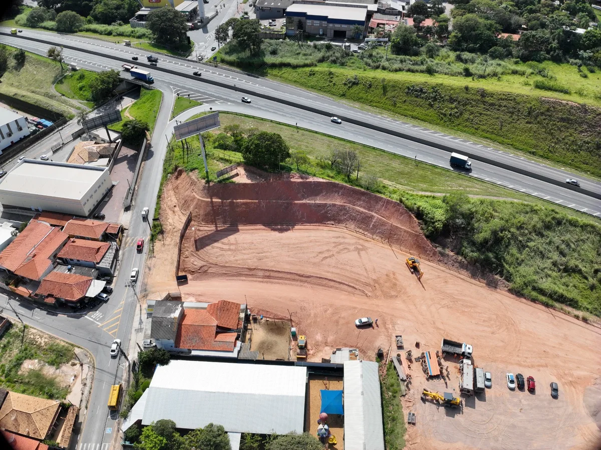Obras de terraplanagem e drenagem do loteamento Turim — Vinhedo SP, maio 2026