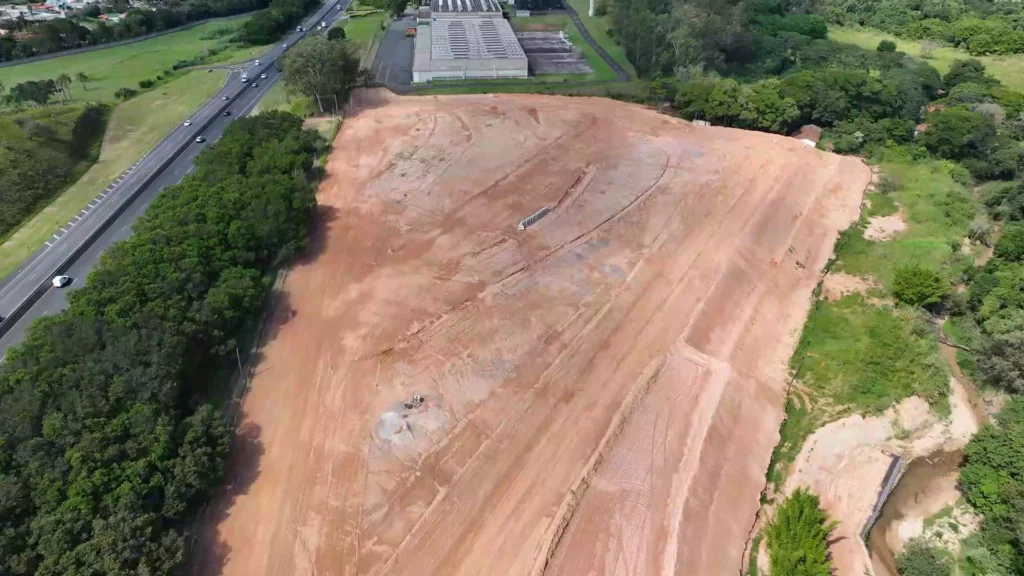 Vista aérea da terraplanagem do loteamento Turim — Vinhedo SP